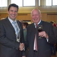 Bürgermeister Klaus Thoma begrüßte unter anderem Dr. Horst Müller, Brauereichef der ortsansässigen Spessart-Brauerei.