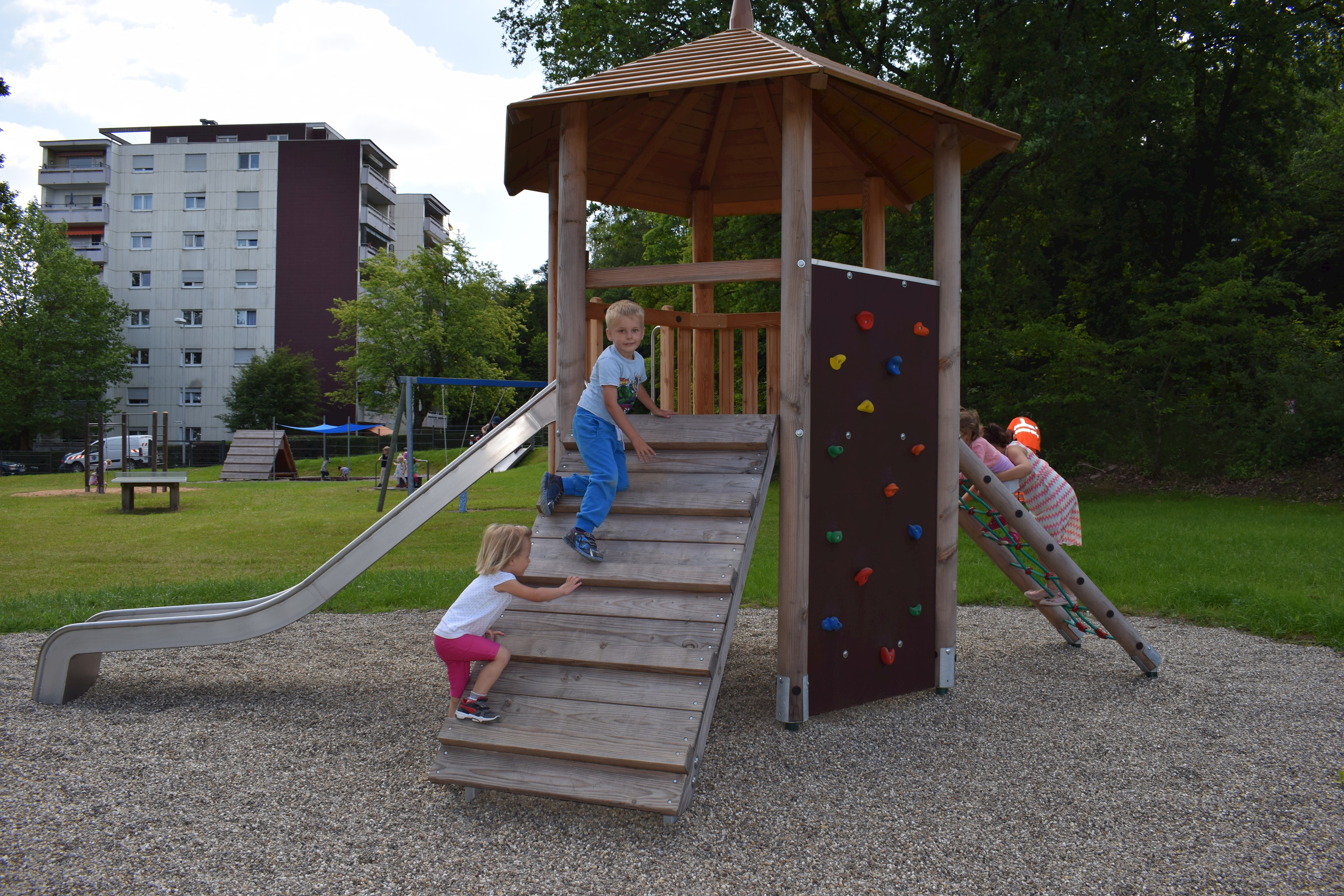 Neue Spielmöglichkeiten auf dem Spielplatz „Am Hochhaus“