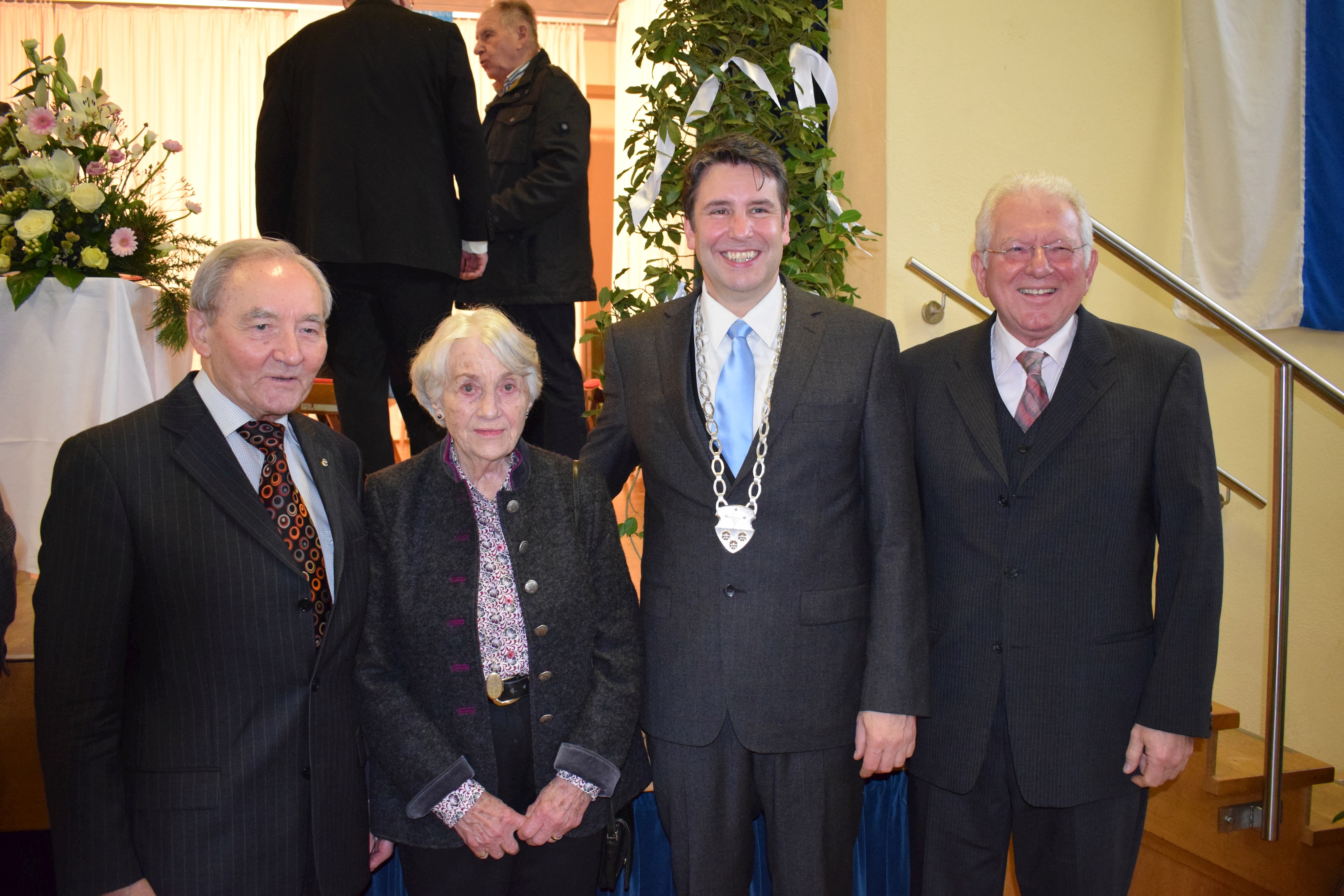 Bürgermeister Klaus Thoma (mit Amtskette) mit seinen Vorgängern. Von links: Dr. Gerald Amarell, Christa Schoenberg und Horst Fuhrmann.