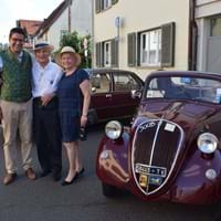 Bürgermeister Thoma mit Fiat-Topolino-Fan Floriano de Pellegrin u. Begleiterin