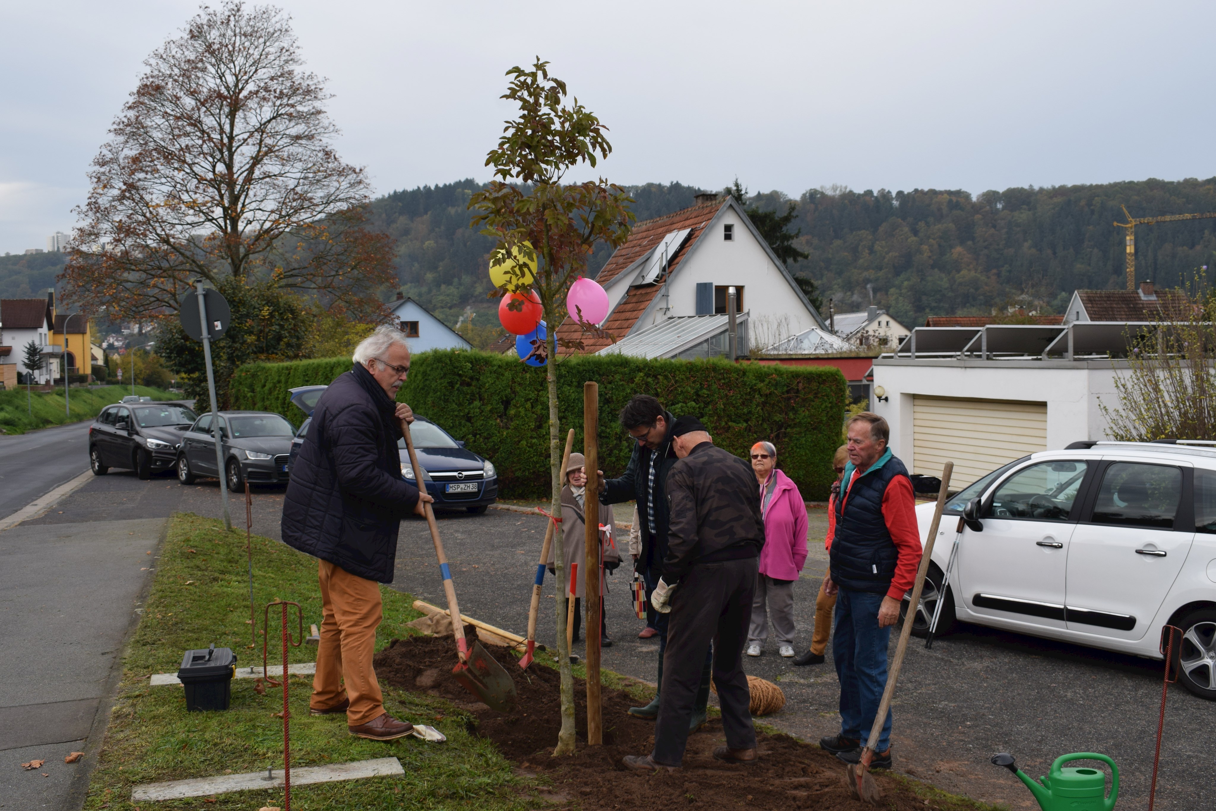 AWO pflanzt Baum: Anerkennung und Dank – und im Dienst unserer Umwelt