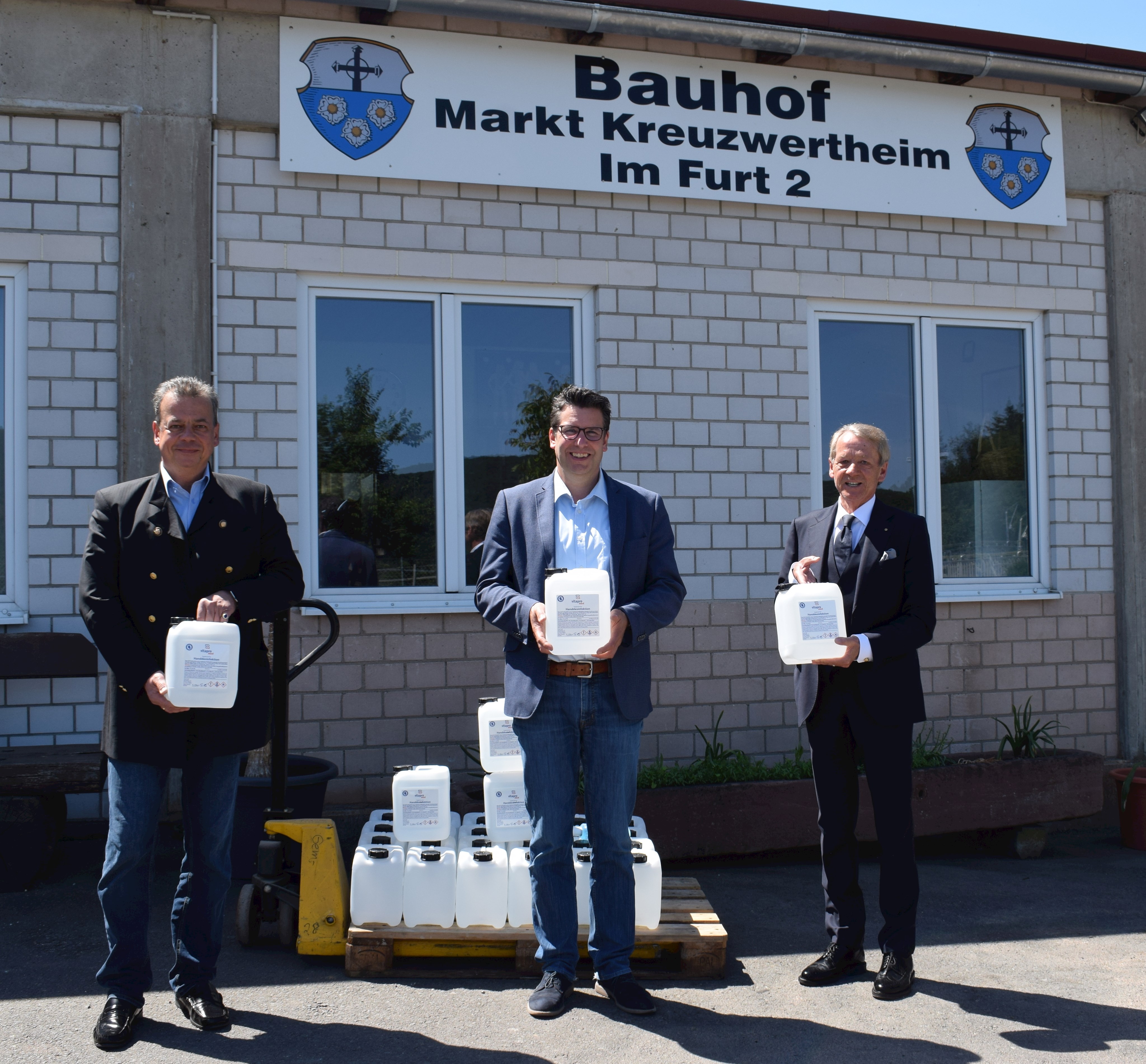 Corona-Pandemie: Straub Beauty Group spendet 175 Liter Desinfektionsmittel an die Marktgemeinde Kreuzwertheim. V. l.: Markus Hendriok, Erster Bürgermeister Klaus Thoma, Jelto Hendriok Leider haben wir keinen Alternativtext zu diesem Bild, aber wir arbeiten daran.