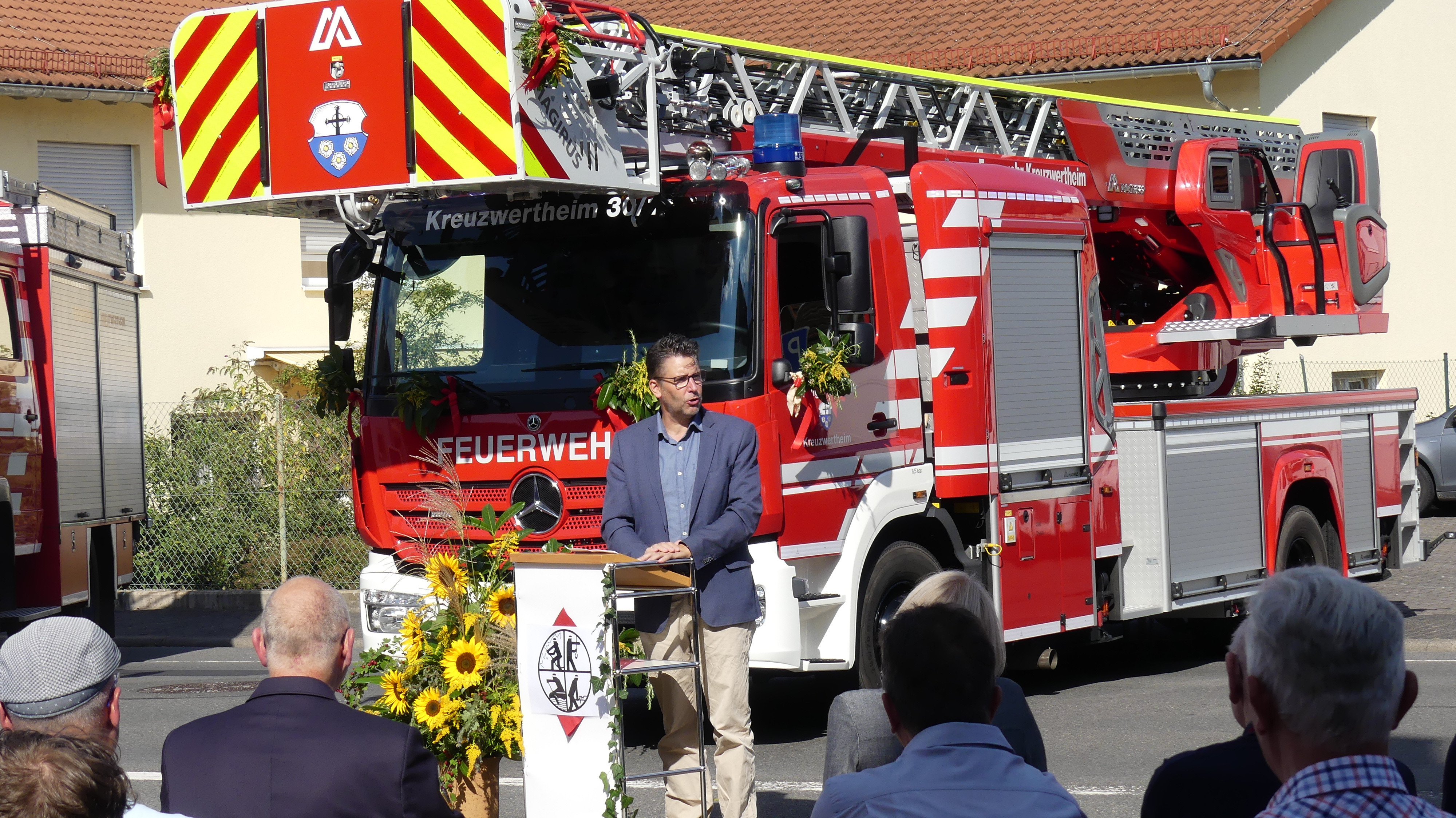Festliche Segnung der neuen Drehleiter der Feuerwehr Kreuzwertheim 