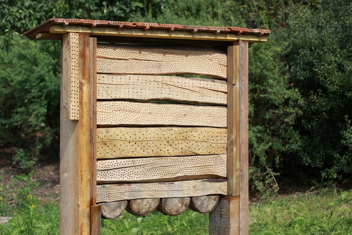 Neues Insektenhotel am Mehrgenerationenplatz