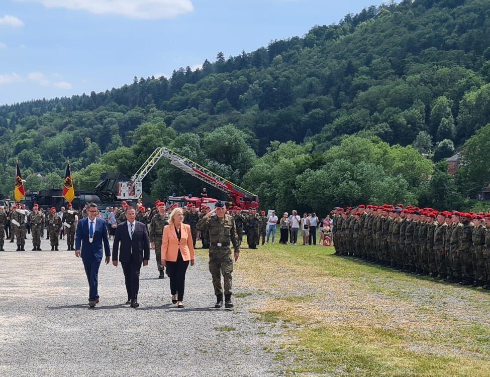 Bundeswehr-Rekruten legten  Gelöbnis in Kreuzwertheim ab